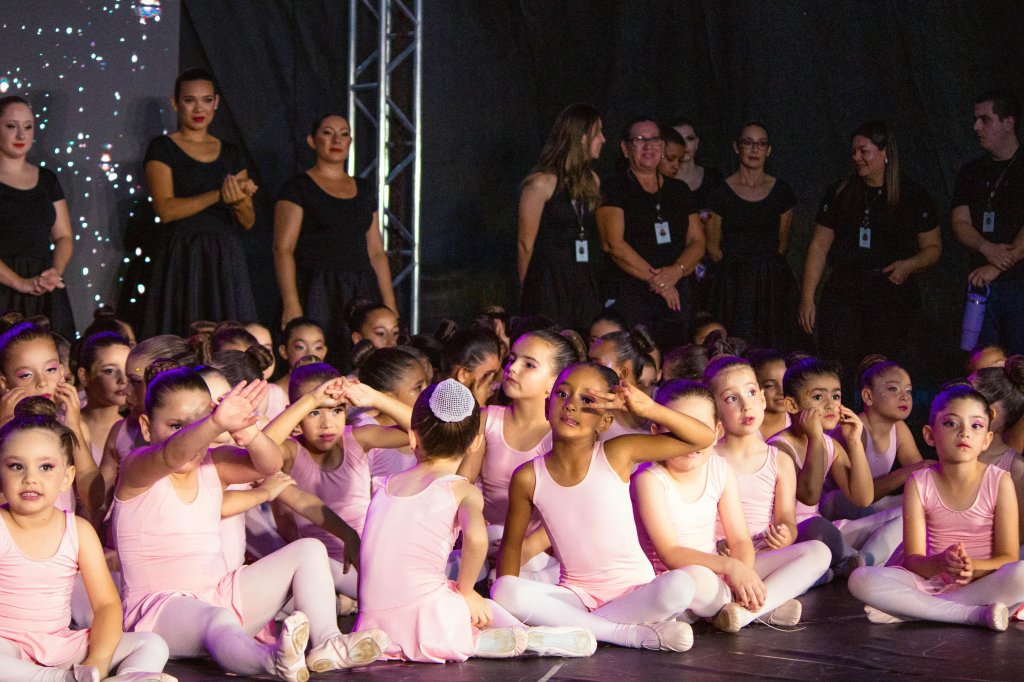 APRESENTAÇÃO DE FINAL DE ANO DO BALÉ