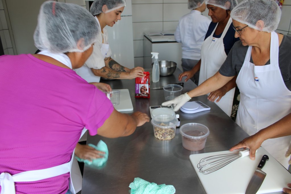 CRAS, SENAC E PREFEITURA PROMOVEM CURSO DE CONFEITARIA EM PEABIRU